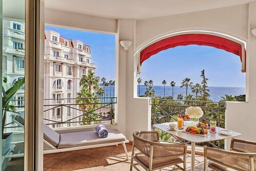 Гостиница Hotel Barriere Le Majestic в Каннах