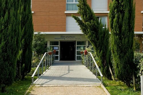 Гостиница Residhotel les Hauts d'Andilly в Сарселе