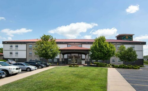 Гостиница La Quinta Inn & Suites by Wyndham Blue Springs в Индепенденсе