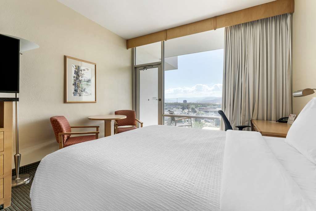 Фото Best Western Plus Kelowna Hotel & Suites