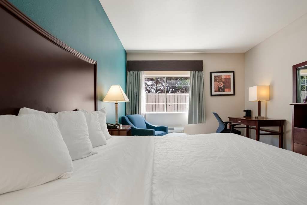 Фото SureStay Plus Hotel by Best Western Topeka Northwest