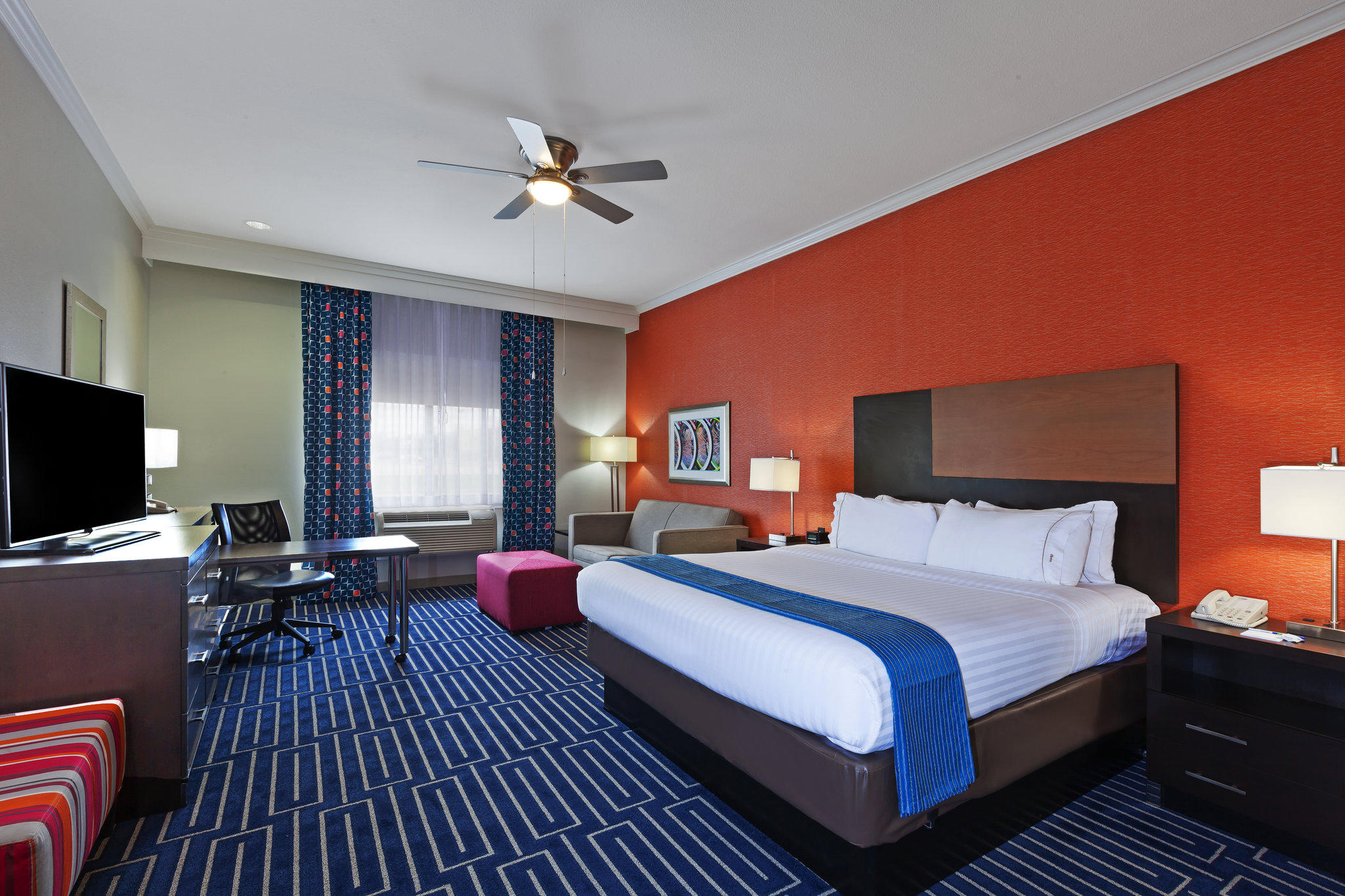 Фото Holiday Inn Express Hotels & Suites East Houston, an Ihg Hotel