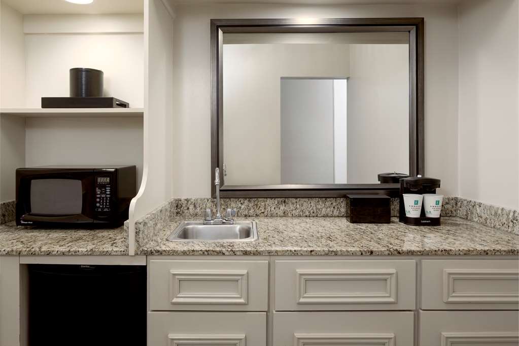 Фото Embassy Suites by Hilton Tampa Airport Westshore