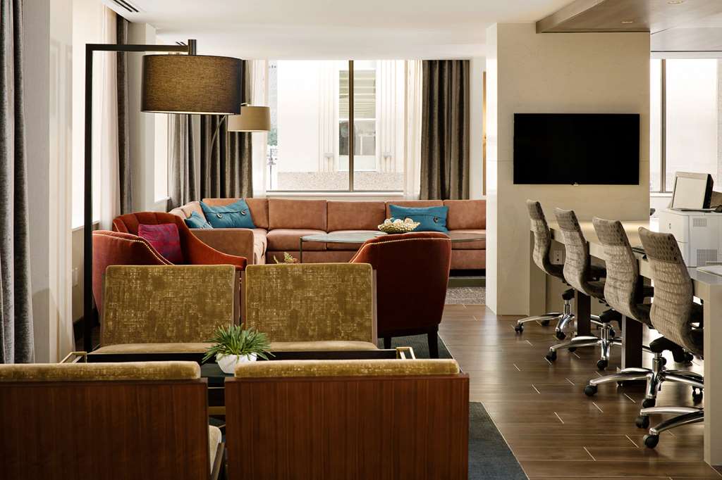 Фото Hampton Inn & Suites Dallas Downtown