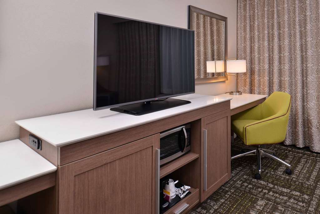Фото Hampton Inn & Suites Dallas Market Center