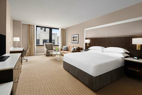 Гостиница Hilton Indianapolis Hotel & Suites в Индианаполисе