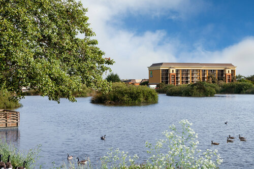 Гостиница Holiday Inn Express at Monterey Bay, an Ihg Hotel в Монтерее