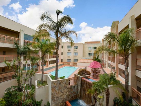 Фото Ramada by Wyndham Hawthorne Lax La Stadium