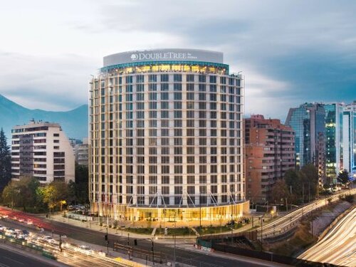 Внешний вид отеля DoubleTree by Hilton Santiago Kennedy в Витакуре, фото 1
