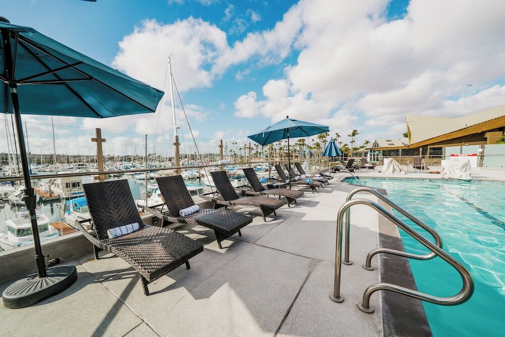 Фото Bay Club Hotel & Marina