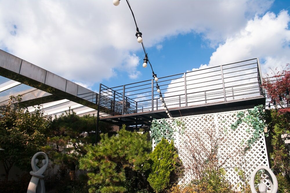 Фото Yeoksam Artnouveau City Hotel and Residence