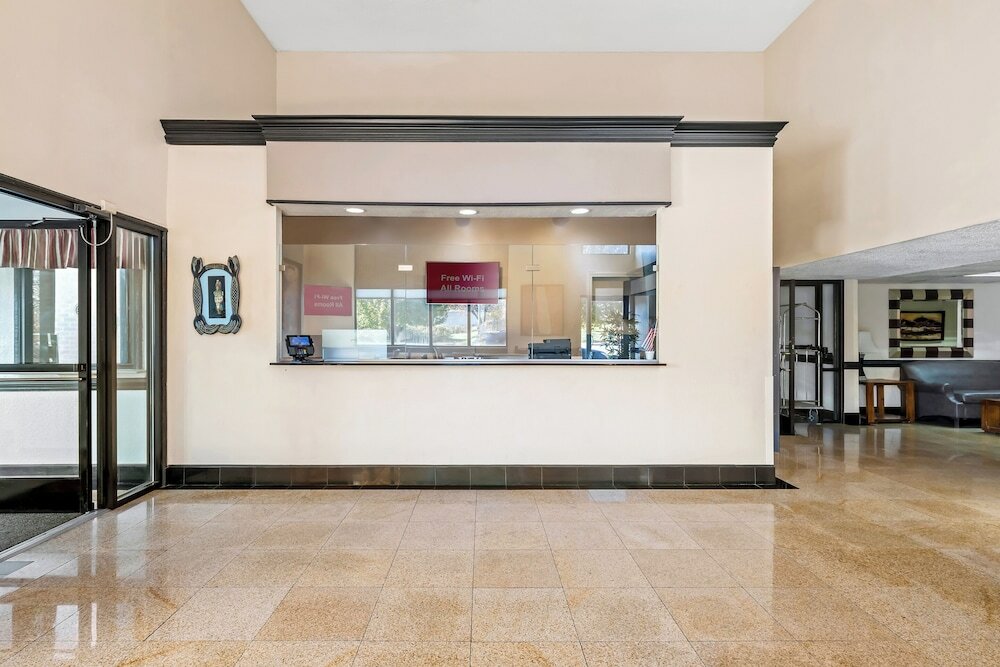 Фото Red Roof Inn Charlotte - University