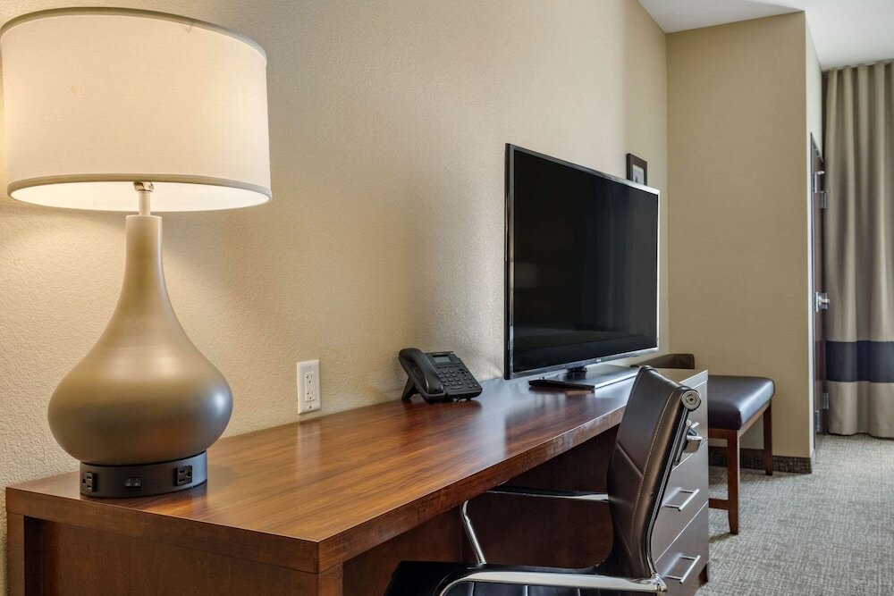 Фото Comfort Inn & Suites