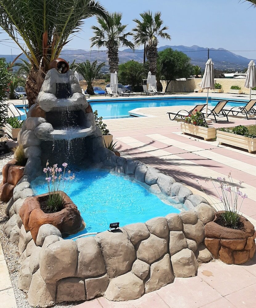 Фото Leonidas Hotel and Studios