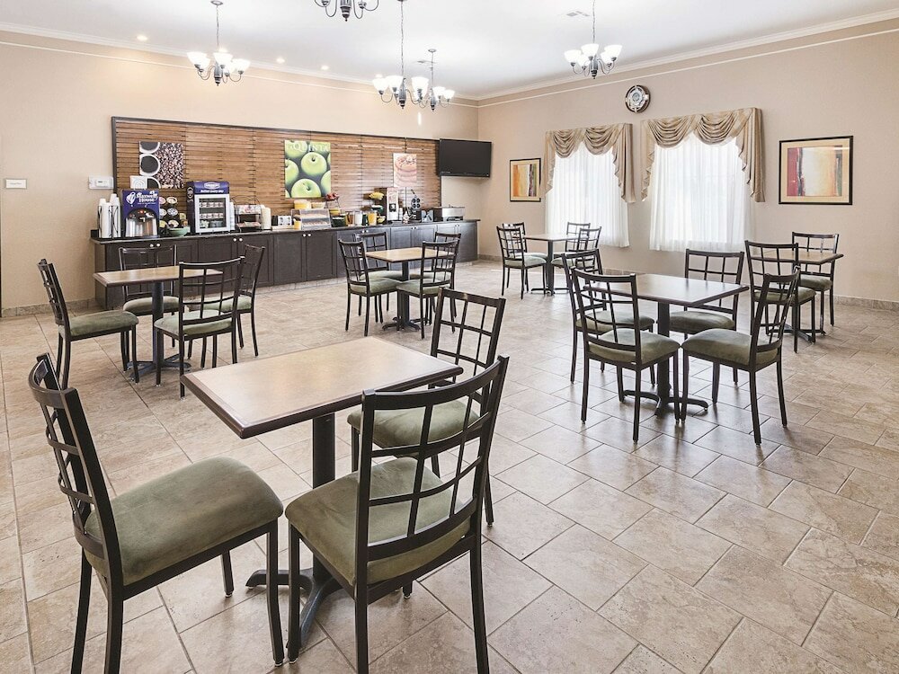 Фото La Quinta Inn & Suites by Wyndham Waxahachie