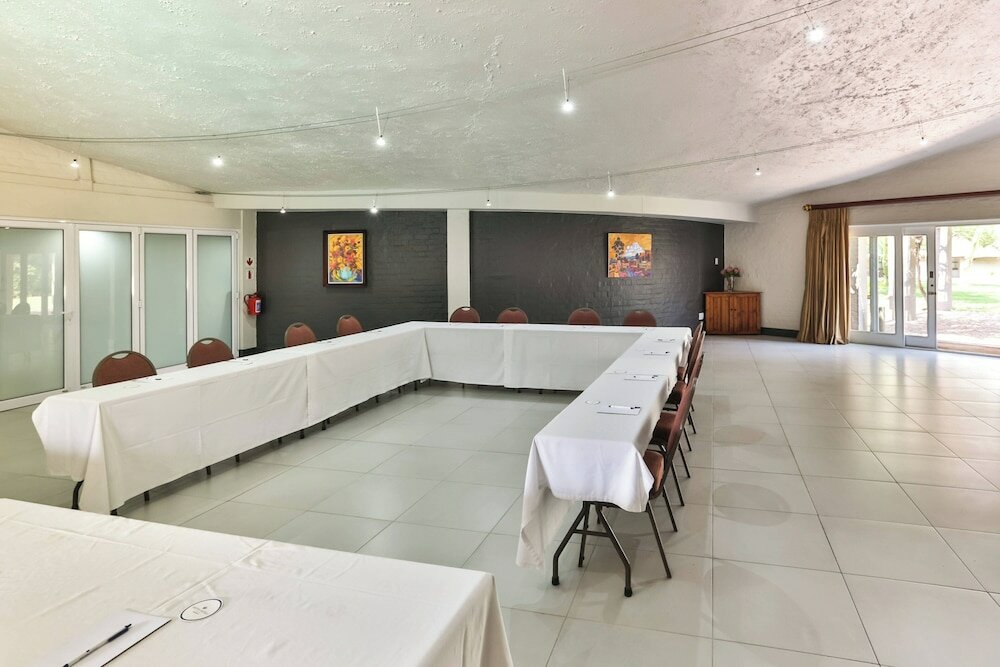 Фото Protea Hotel by Marriott Oudtshoorn Riempie Estate