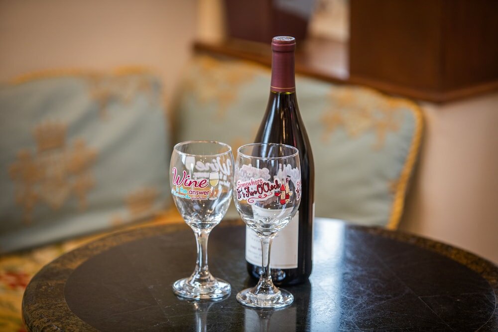 Фото Vendange Carmel Inn & Suites