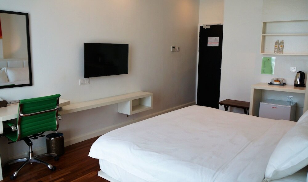 Фото Pine Garden Hotel