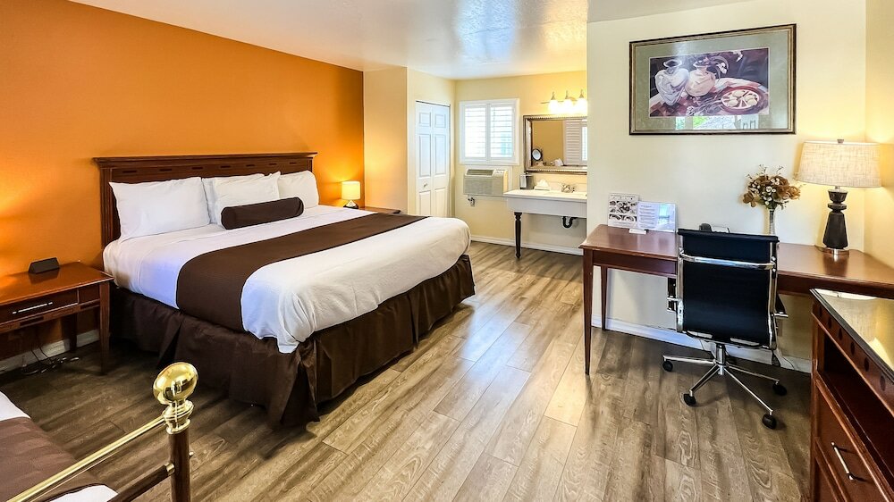 Фото The Old West Inn