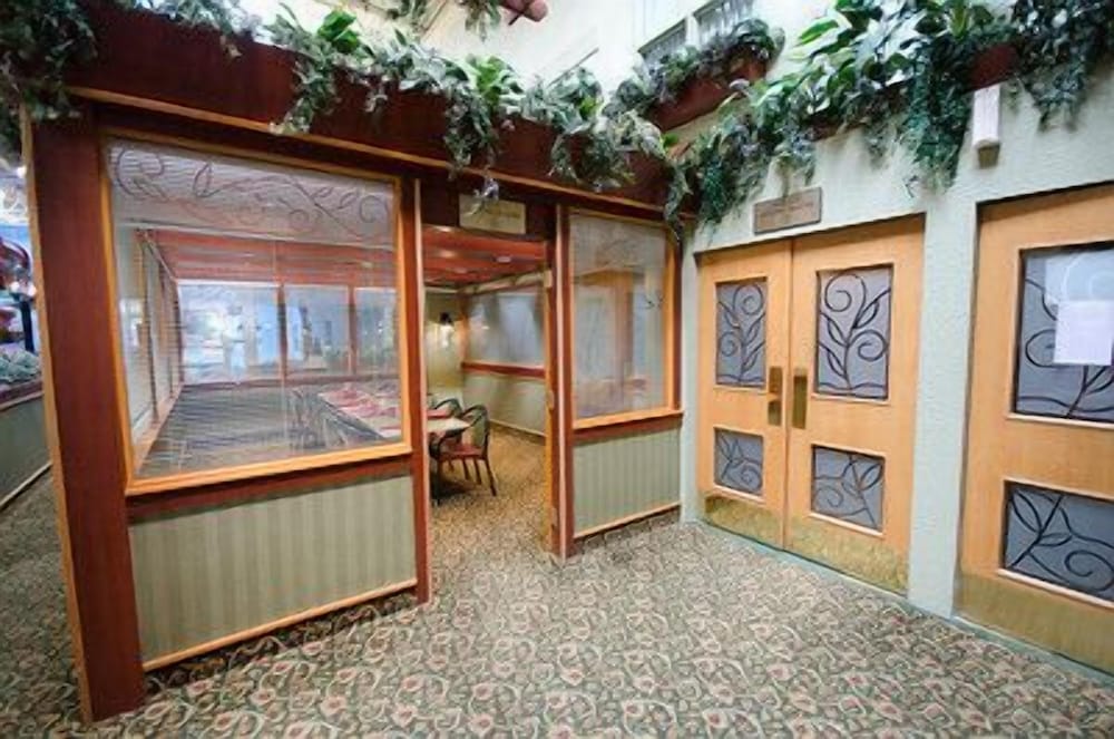 Фото Canad Inns Destination Centre Garden City