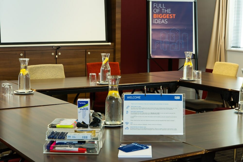 Фото Holiday Inn Express Milton Keynes, an Ihg Hotel