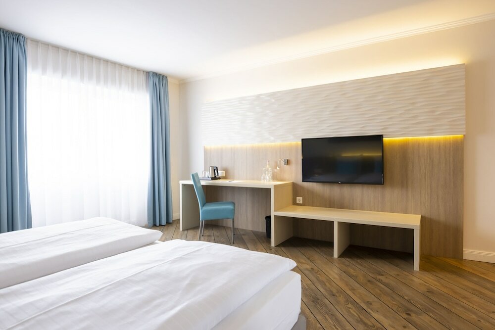 Фото Hotel Vier Jahreszeiten Lübeck