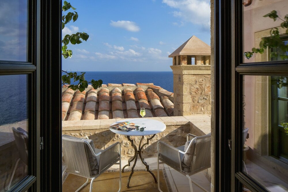 Фото Moni Emvasis Luxury Suites