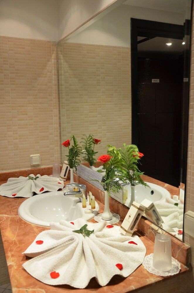 Фото Almas Hotel