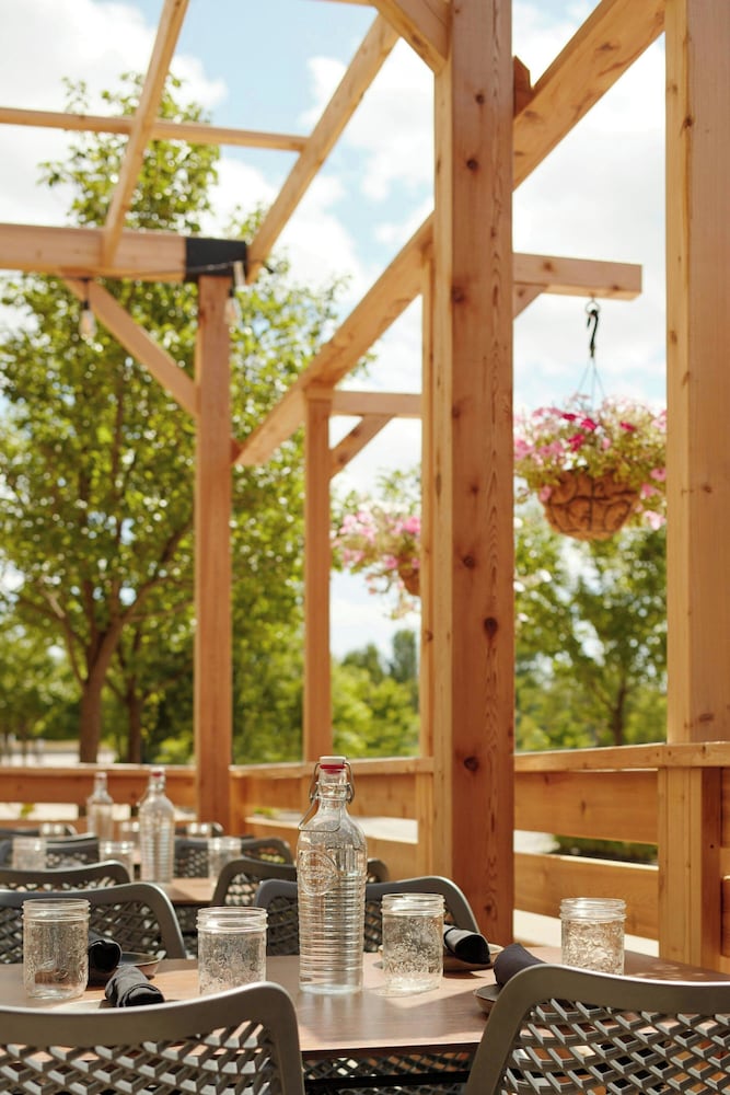 Фото Delta Hotels by Marriott Guelph Conference Centre