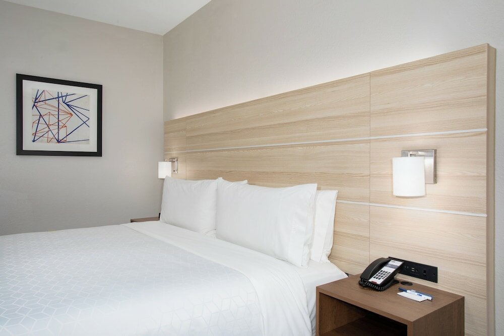 Фото Holiday Inn Express & Suites Phoenix - Glendale Sports Dist, an Ihg Hotel