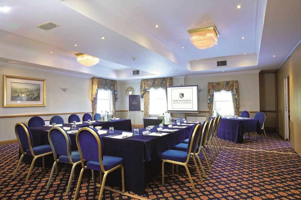 Фото Macdonald Houstoun House