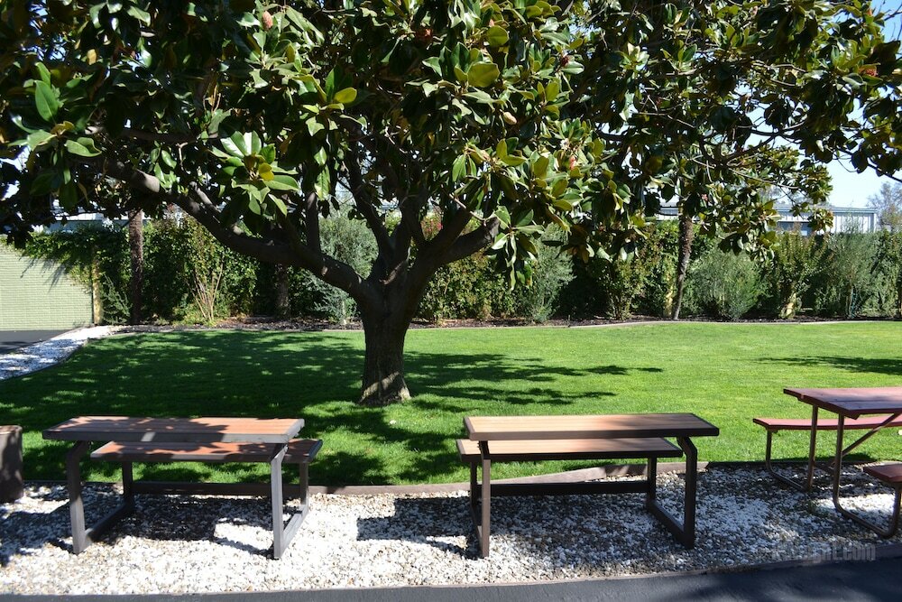 Фото Days Inn & Suites by Wyndham Lodi