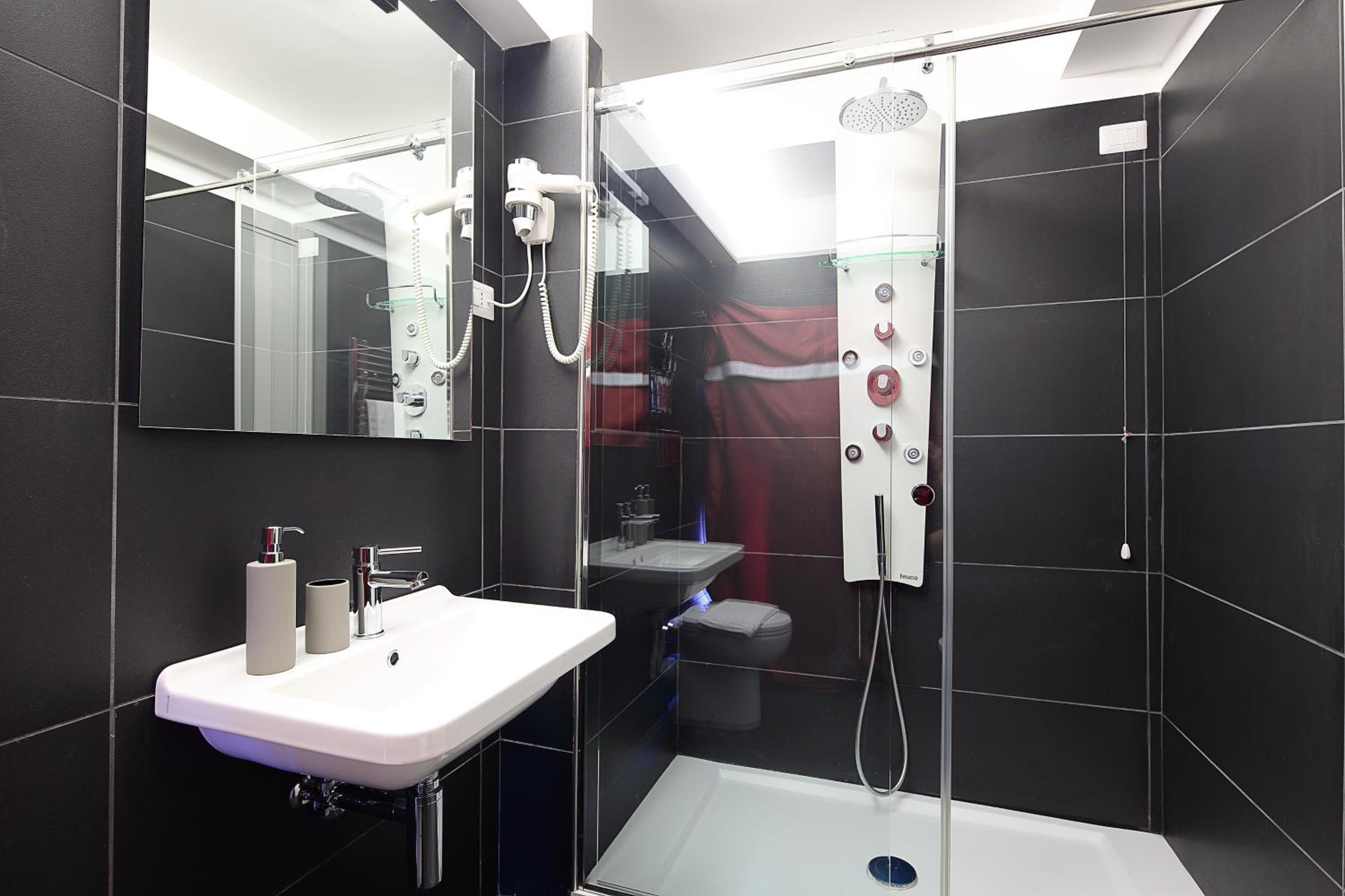 Фото NearHome Smart Suites Guest House