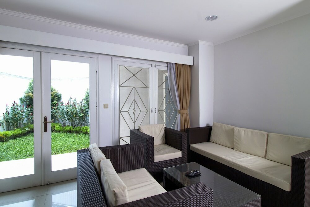 Фото RedDoorz Plus @ Tendean