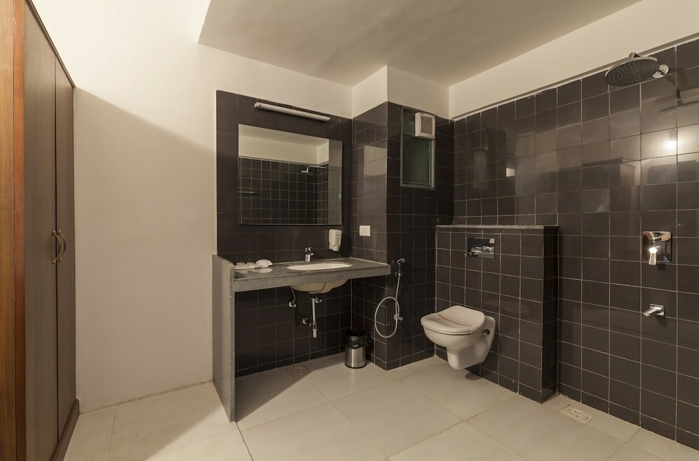 Фото Krishna Inn - The Green Hotel