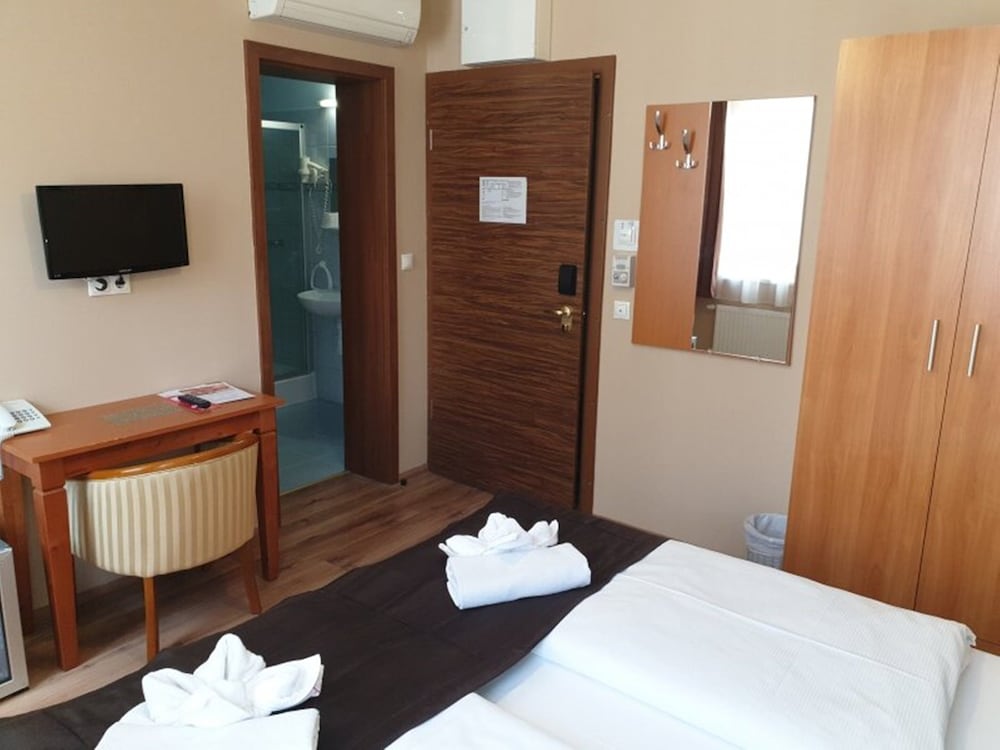 Фото Six Inn Hotel