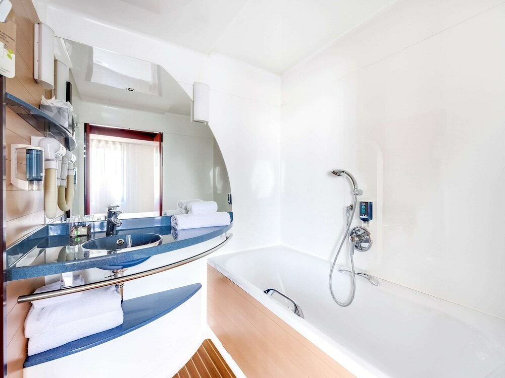 Фото Novotel Suites Paris Nord 18ème Hotel