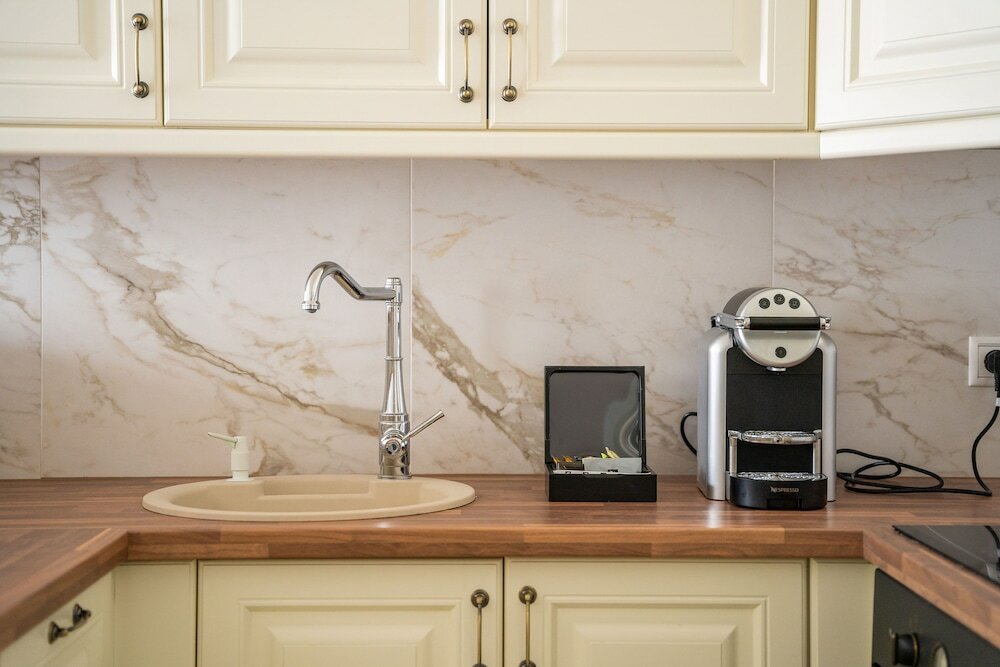 Фото Queen's Court Hotel & Residence