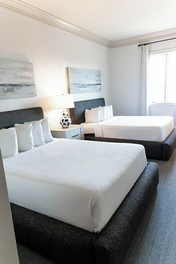 Фото Carriage House Hotel