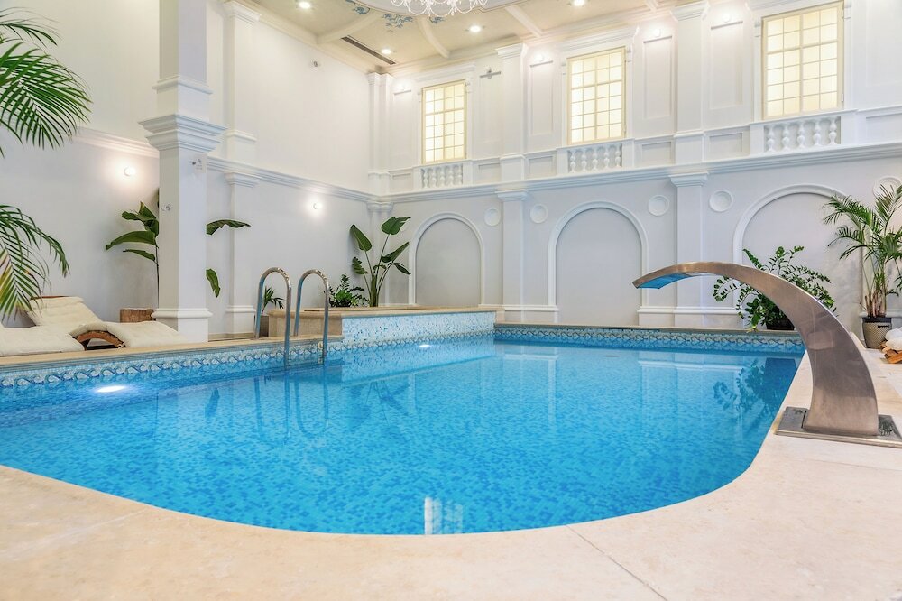 Фото Queen's Court Hotel & Residence