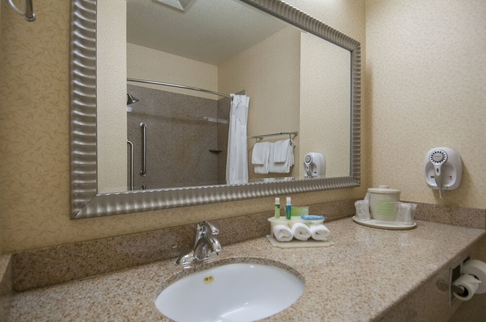 Фото Holiday Inn Express and Suites Bakersfield Central, an Ihg Hotel