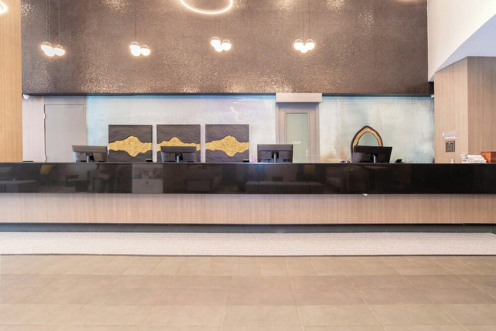 Фото Sandman Signature Toronto Airport Hotel