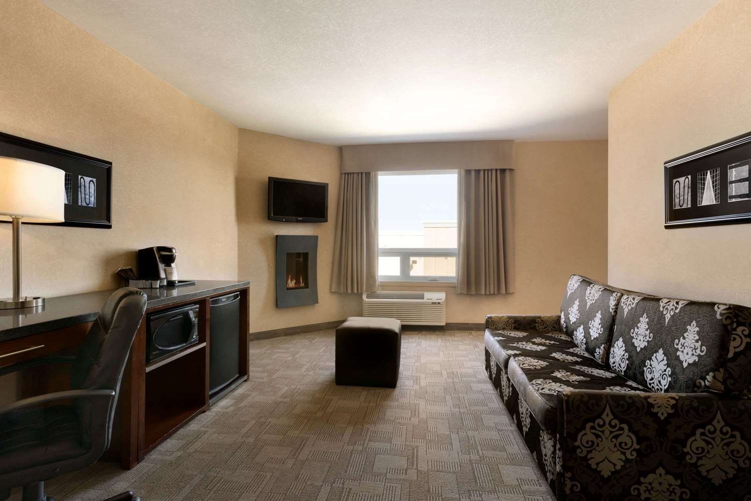 Фото Days Inn by Wyndham Regina Airport West