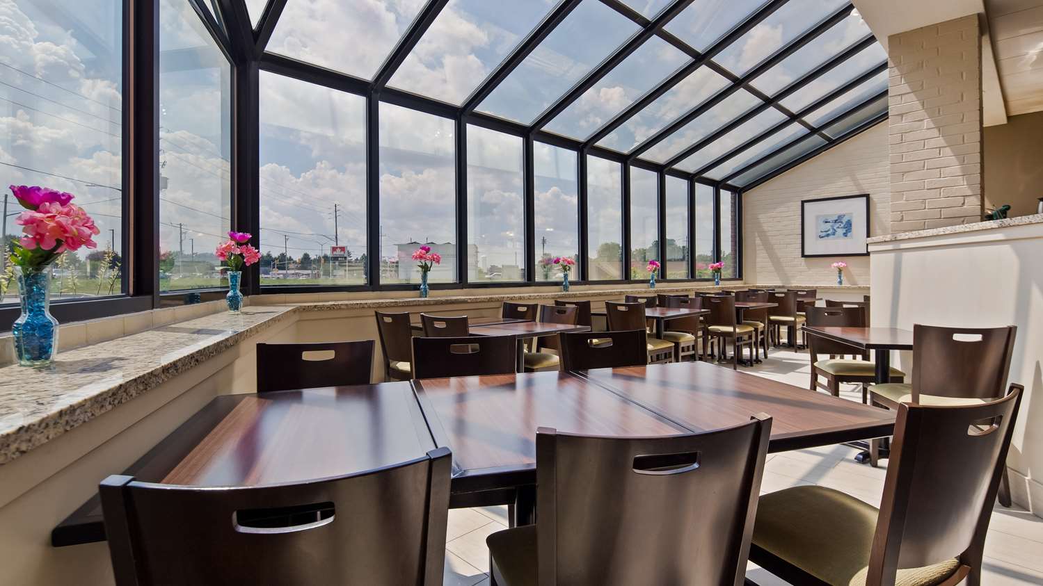 Фото Best Western London Airport Inn & Suites