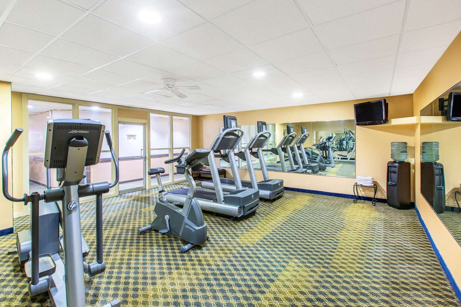 Фото Days Inn & Suites by Wyndham Coralville Iowa City