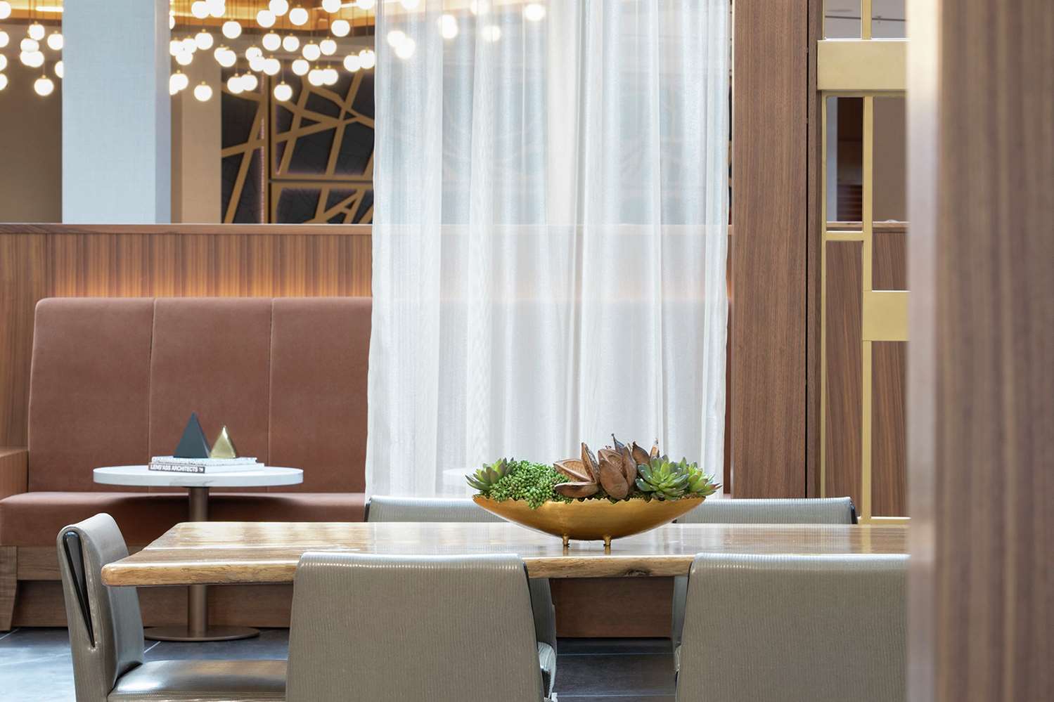 Фото DoubleTree by Hilton Hotel Newark Airport