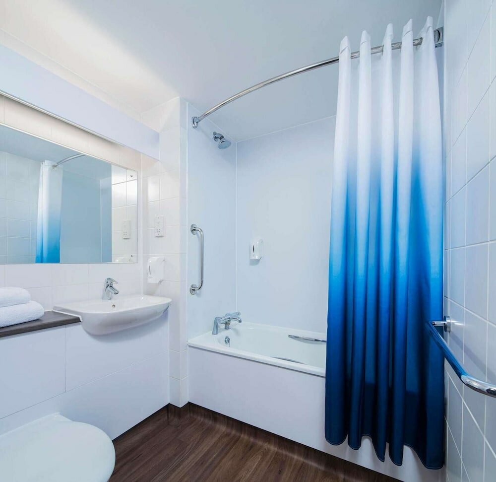 Фото Travelodge Edinburgh Central