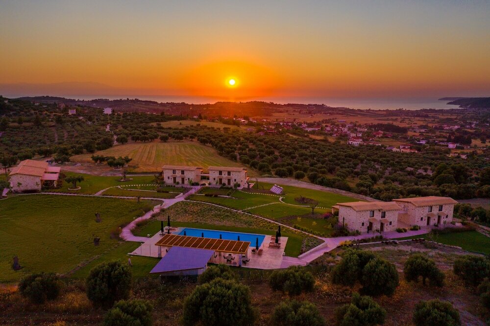 Фото Mint Retreat Suites