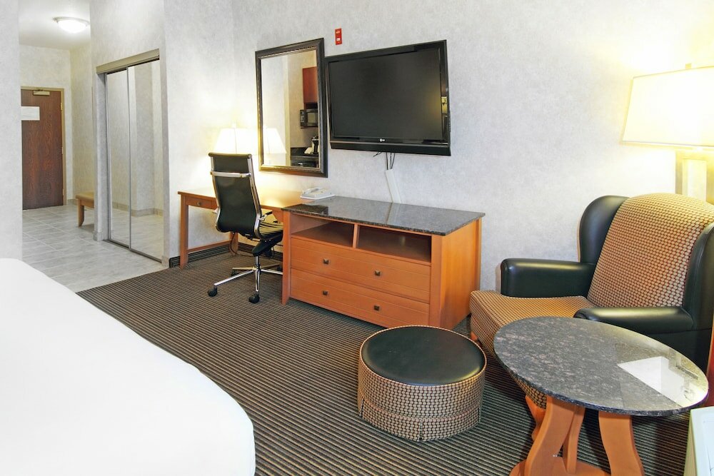 Фото Holiday Inn Express Hotel & Suites Calgary S-Macleod Trail S, an Ihg Hotel
