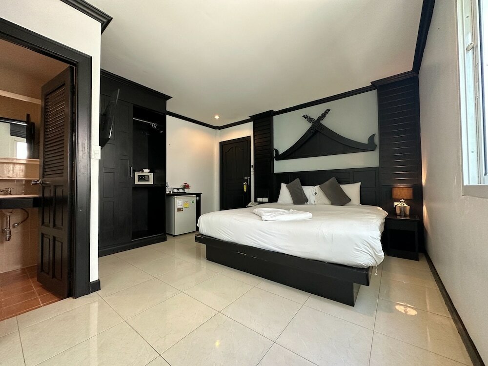 Фото Hallo Patong Hotel & Restaurant